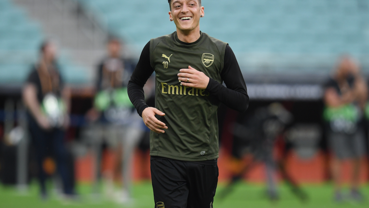 Mesut Ozil durante el calentamiento de un encuentro con el Arsenal. / E. PRESS
