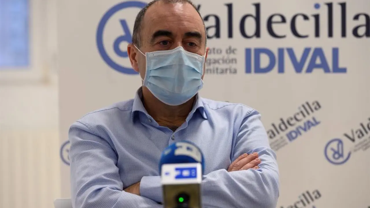 El presidente de la Sociedad Espa&ntilde;ola de Inmunolog&iacute;a, Marcos L&oacute;pez Hoyos, durane la entrevista mantenida con Efe. L&oacute;pez Hoyos ve muy dif&iacute;cil predecir cu&aacute;nto durar&aacute; la pandemia y c&oacute;mo se comportar&aacute; el virus, pero cree que para Navidades de 2021 todav&iacute;a se seguir&aacute; "con vacunaci&oacute;n y mascarilla". "Eso en el mejor de los casos", avisa. EFE/Pedro Puente Hoyos