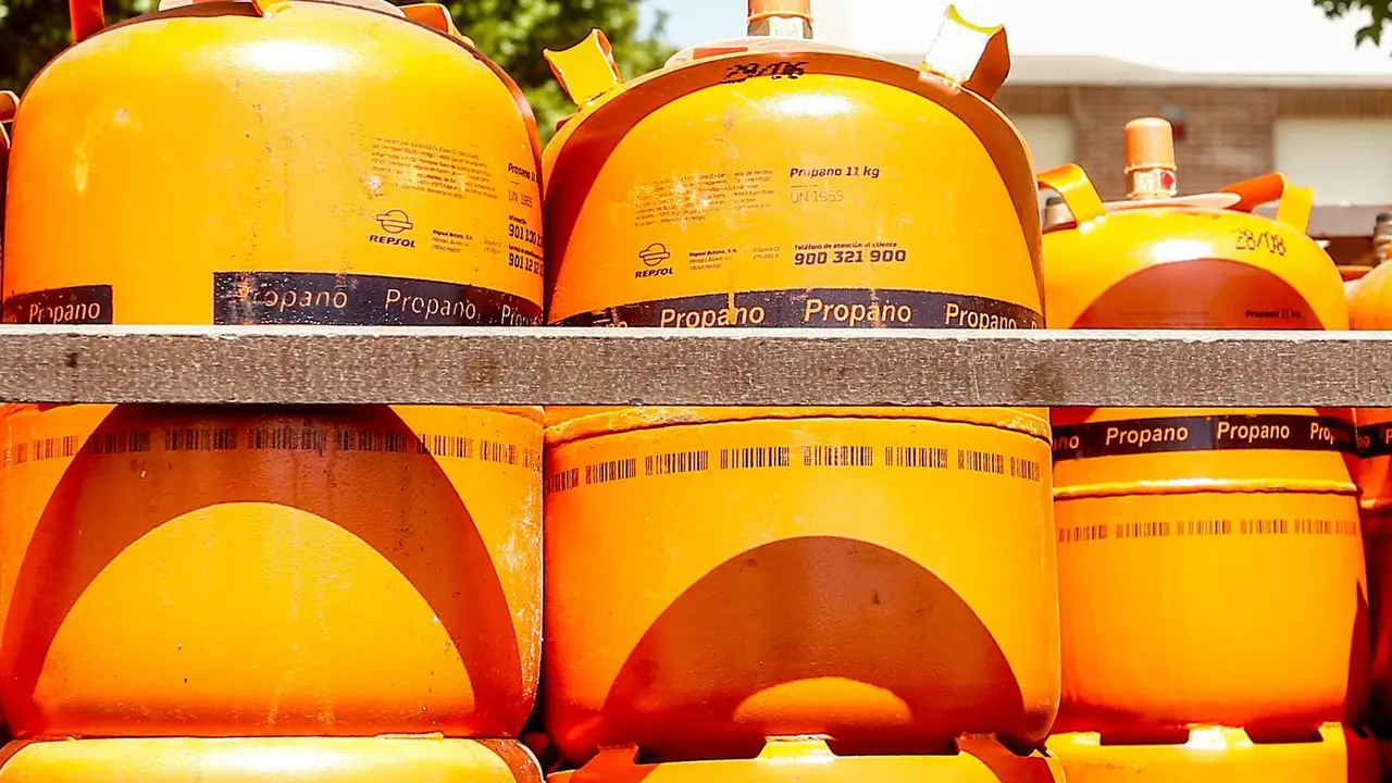 Detalles de bombonas de butano cargadas en un cami&oacute;n.