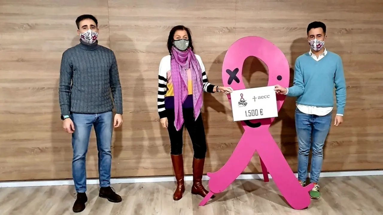 Entrega de los 1.500 euros a la Asociaci&oacute;n Espa&ntilde;ola Contra el C&aacute;ncer. / ALERTA