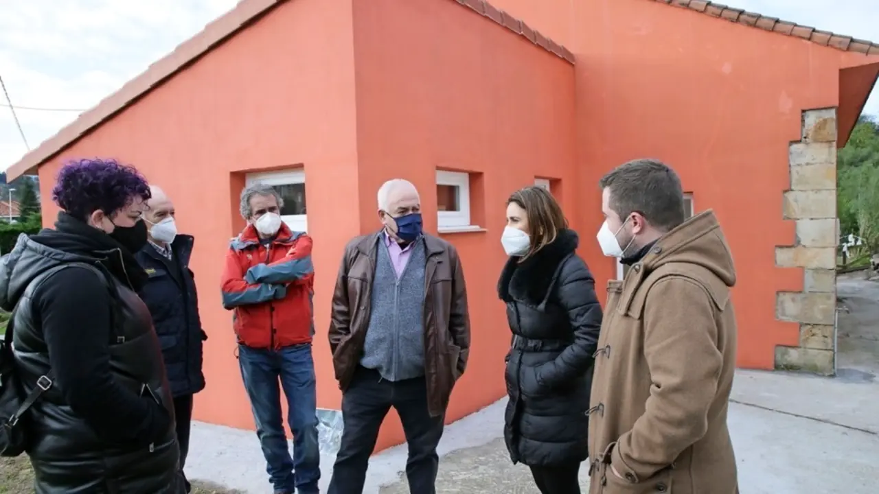 Autoridades ante el edificio que albergar&aacute; el Servicio Municipal de Ludoteca. / Alerta