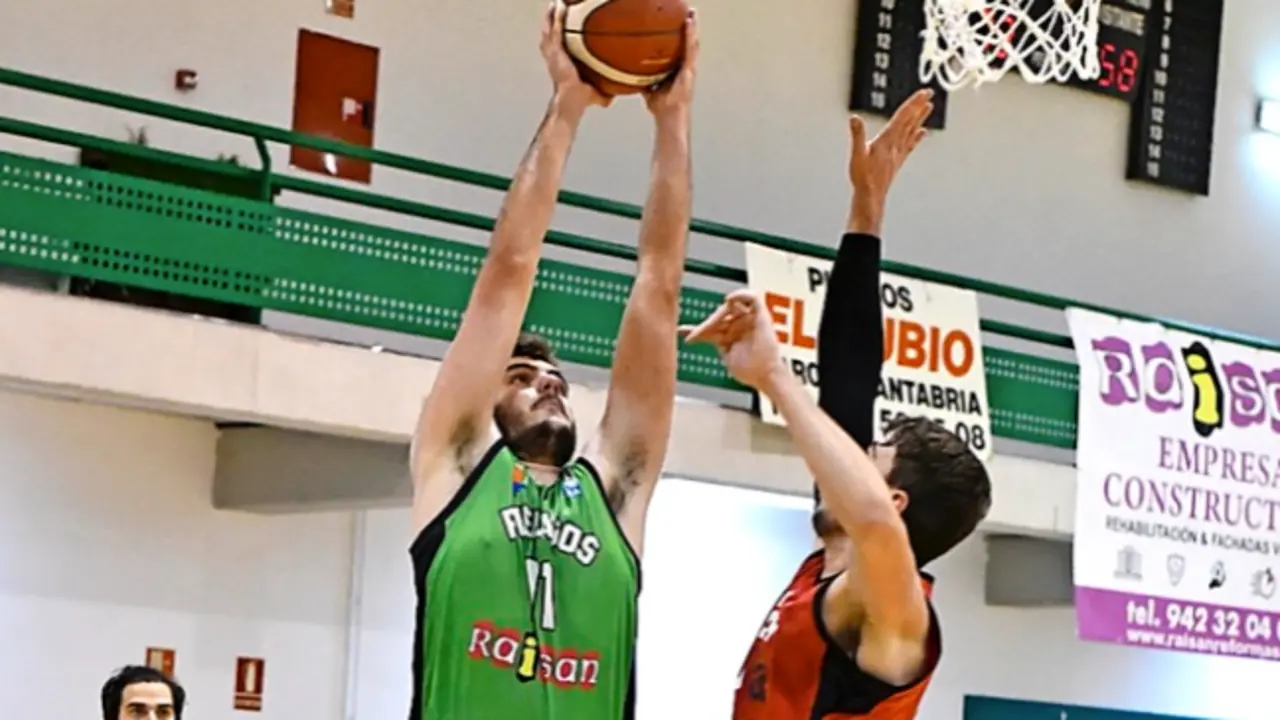 G&oacute;mez de la Riva entra a canasta.
