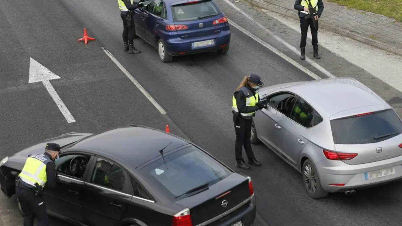 Un control policial en Santiago de Compostela. EFE/Lavandeira jr