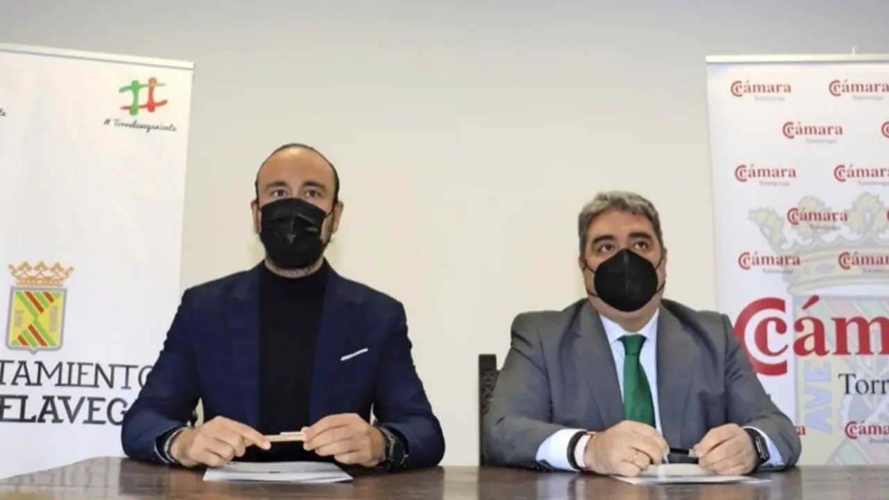 Javier L&oacute;pez Estrada y Jos&eacute; Luis Quintanilla tras la firma del convenio. / ALERTA