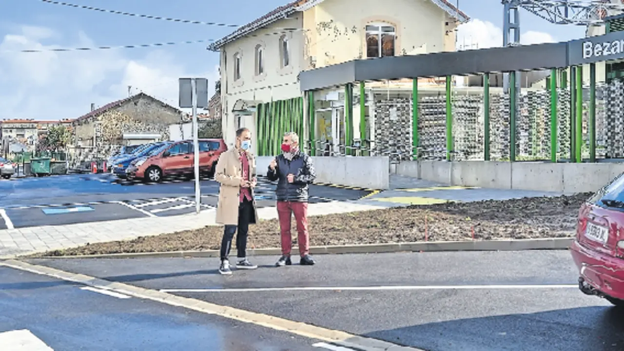 Autoridades en la zona donde se han habilitado los aparcamientos. / Alerta