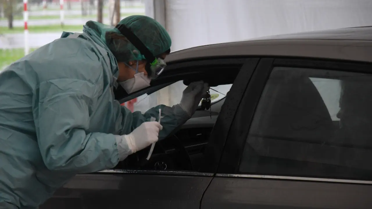 Un sanitario realizando la prueba PCR en Santander. / Hardy