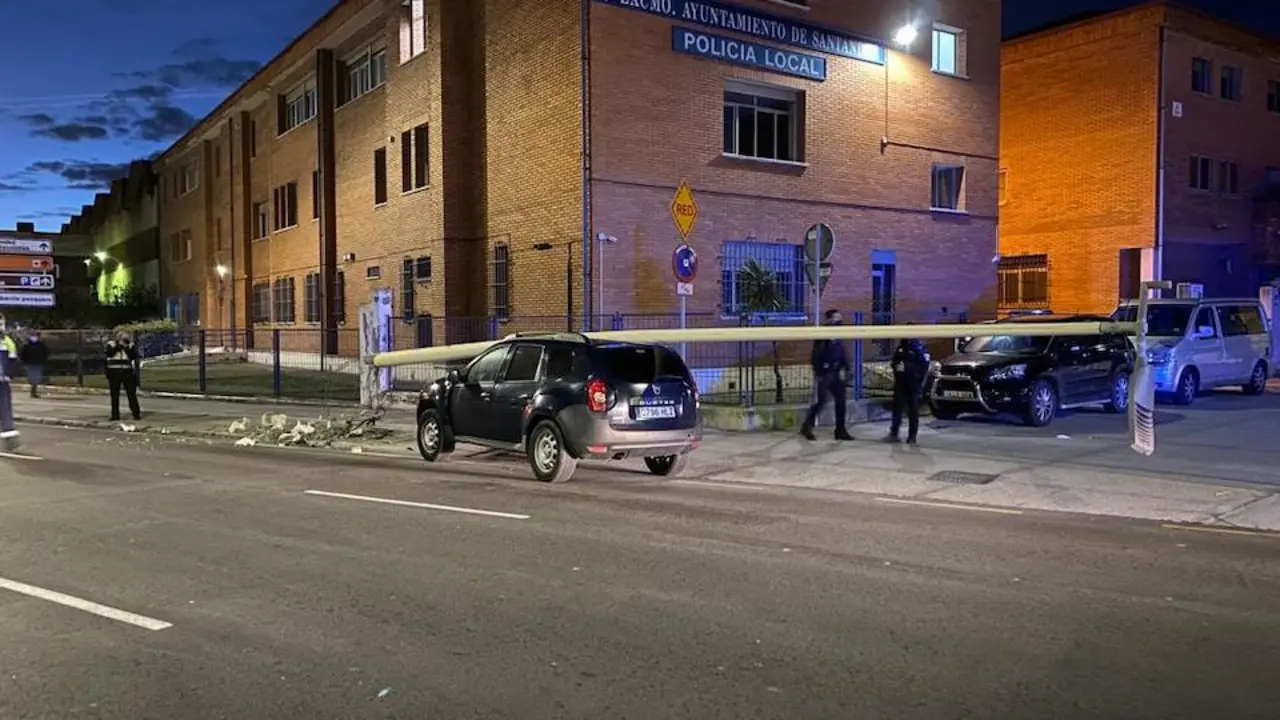 &Uacute;ltimo accidente ocurrido en la calle Castilla en Santander donde se ve que un veh&iacute;culo colision&oacute; contra una farola. / ALERTA