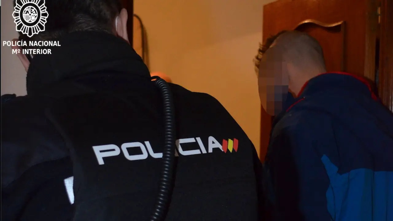 El Agente junto al detenido que dispar&oacute; a un hombre tras una discusi&oacute;n. / POL&Iacute;CIA NACIONAL