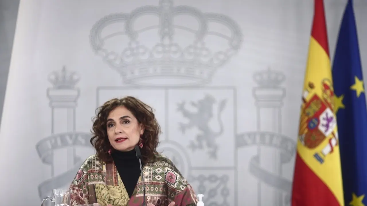 La ministra portavoz y de Hacienda, Mar&iacute;a Jes&uacute;s Montero, durante una rueda de prensa convocada ante los medios posterior al Consejo de Ministros, en Madrid, a 19 de enero de 2021. El Consejo de Ministros ha aprobado este martes la declaraci&oacute;n de Zona Afectada Gravemente por una Emergencia de Protecci&oacute;n Civil --lo que antes se conoc&iacute;a como zona catastr&oacute;fica-- para los territorios afectados por el temporal de nieve 'Filomena'. Esta medida llega despu&eacute;s de que varios gobiernos regionales y municipales lo hayan reclamado, empezando por el Ayuntamiento de Madrid.