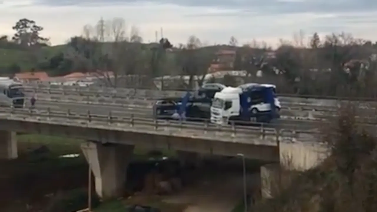 El accidente, que se ha producido pasadas las 17.00 horas, no ha provocado heridos, pero s&iacute; retenciones.