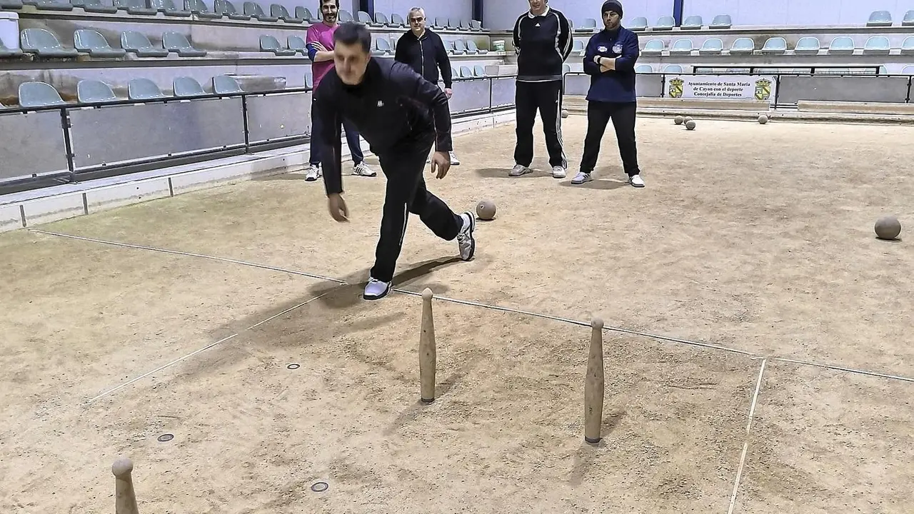 Los jugadores de la Pe&ntilde;a Sobarzo entrenando ayer en Sar&oacute;n.