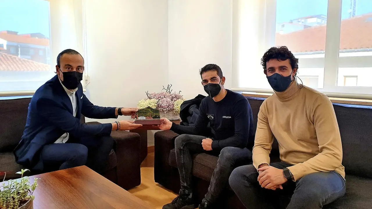 El alcalde de Torrelavega, Javier L&oacute;pez Estrada, y el concejal de Deportes, Ignacio Gonz&aacute;lez, recibieron ayer martes en el Ayuntamiento al ciclista local Ismael Esteban