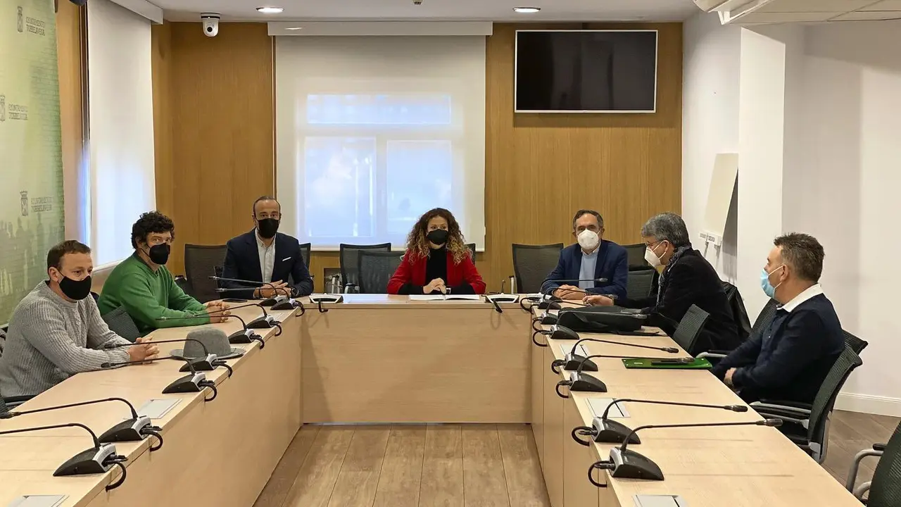 Autoridades y vecinos de Barreda durante la reuni&oacute;n. / Alerta
