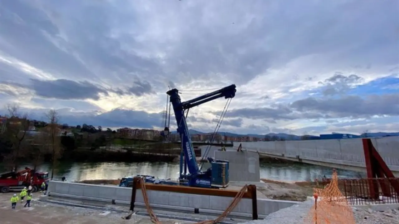 Construccion de la pasarela Saja-Besaya estar&aacute; terminada en "seis o siete semanas"