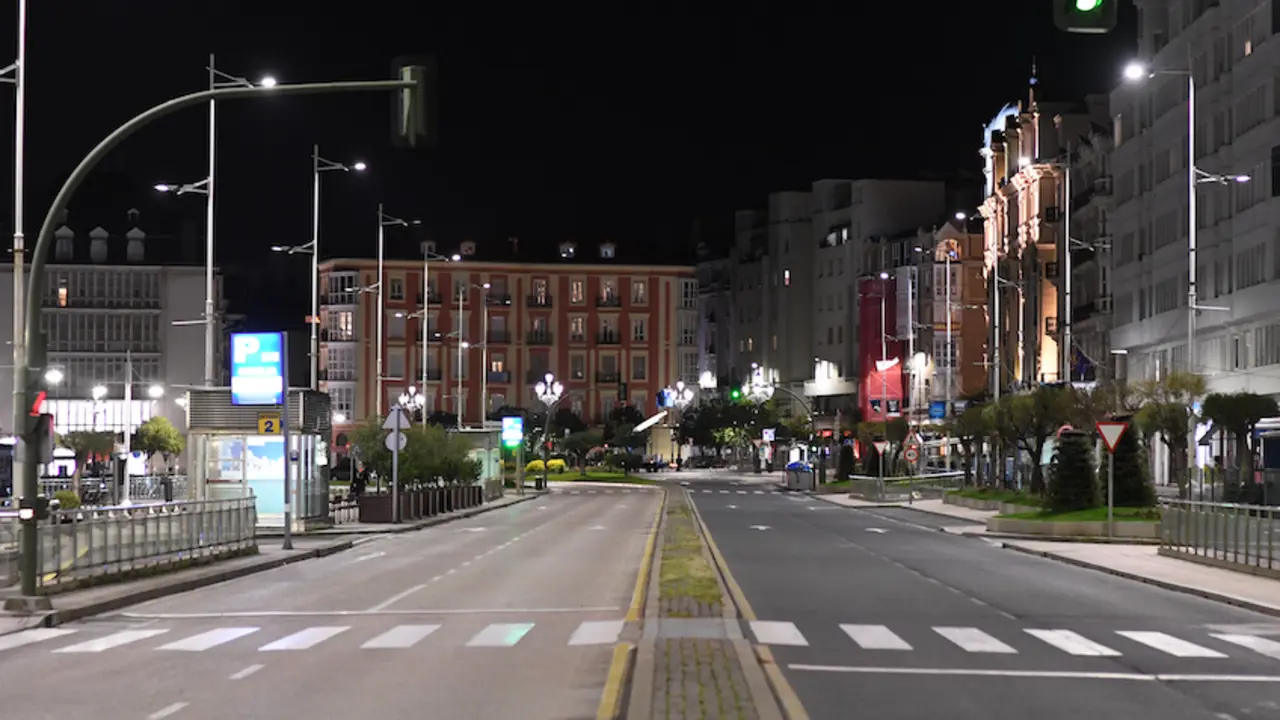 Vista de la calle en el centro de Santander vac&iacute;a durante el toque de queda que sigue vigente a d&iacute;a de hoy. / Hardy