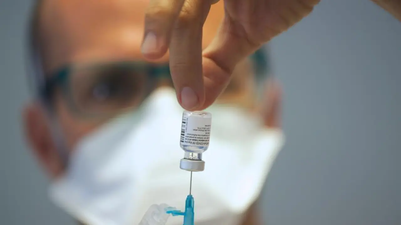 Un enfermero prepara dosis de la vacuna contra el coronavirus de Pfizer-BioNtech. EFE/Carlos de Sa&aacute;/Archivo
