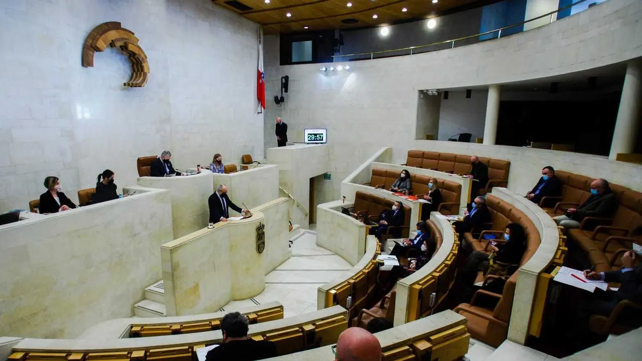 El diputado de la formaci&oacute;n ha intervenido en el pleno en el que el consejero de Sanidad, Miguel Rodr&iacute;guez ha explicado la campa&ntilde;a de vacunaci&oacute;n.