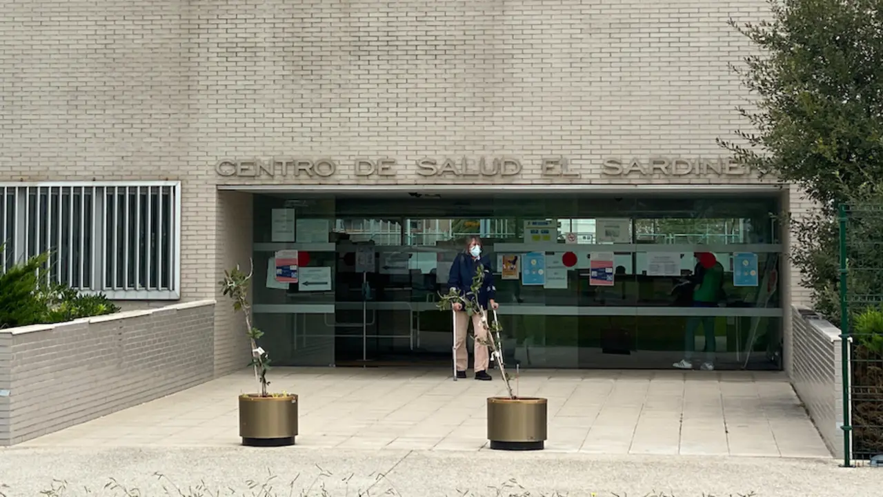 Vista de la entrada del Centro de salud del sardinero. / HARDY