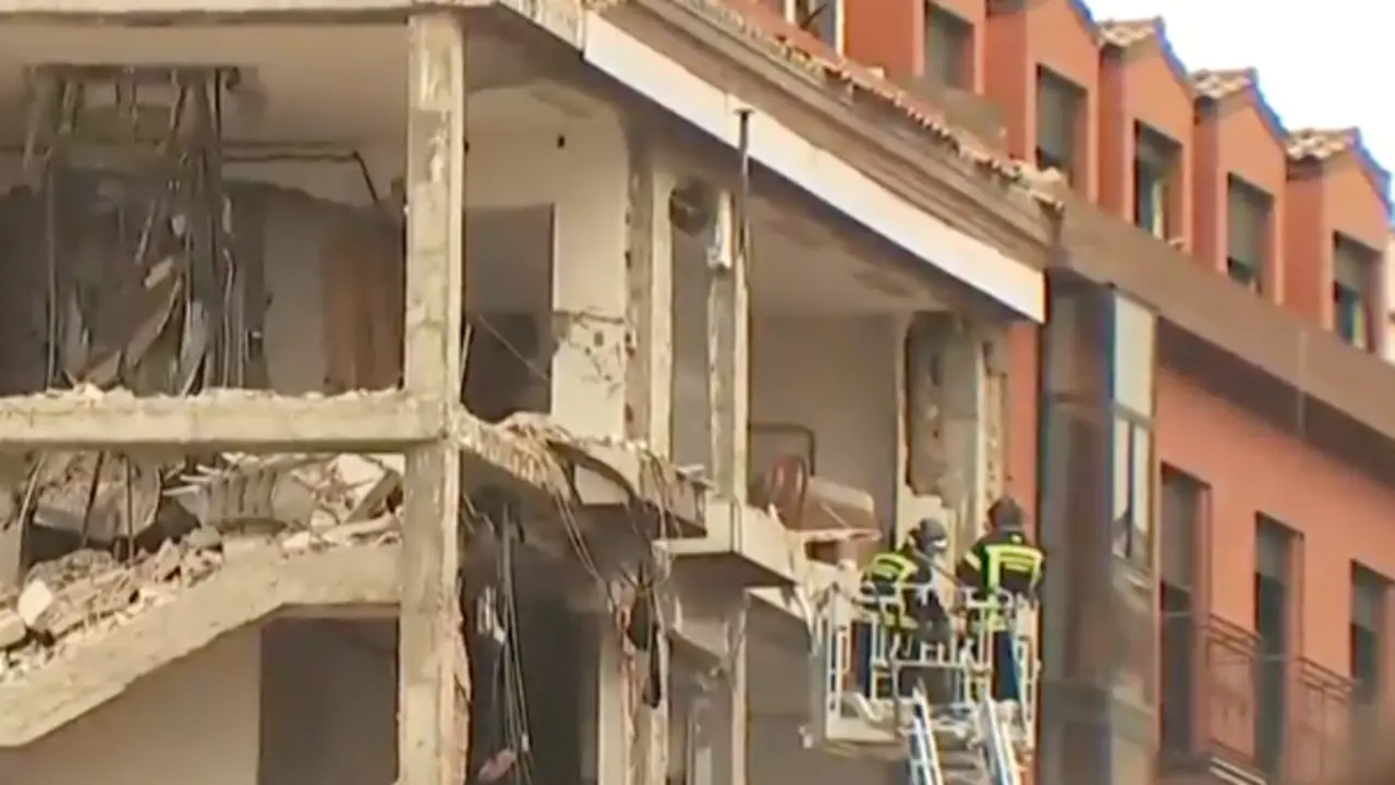 Las bomberos realizando labores en el edificio.