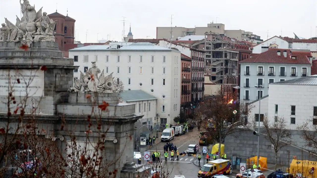 MADRID, 20/01/2021.- Efectivos de Bomberos, Polic&iacute;a y equipos de emergencias trabajan en la calle Toledo de Madrid, en el lugar en el que dos personas han muerto tras la explosi&oacute;n de gas que ha provocado el derrumbe de parte de un edificio de seis plantas en el centro de Madrid. La explosi&oacute;n ha afectado completamente a la fachada de la finca situada en la calle de Toledo, en el distrito de La Latina, muy cerca de la Puerta de Toledo y junto a la iglesia de la Paloma. EFE/ Kiko Huesca
