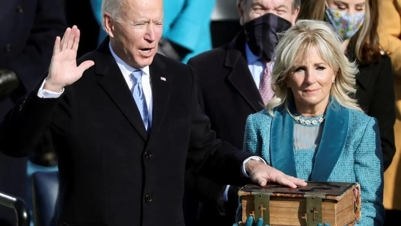 El Presidente electo de los Estados Unidos, Joe Biden (L), junto a la Dra. Jill Biden (C), mientras el Presidente de la Corte Suprema, John Roberts, le presta el juramento del cargo durante la ceremonia inaugural del Presidente electo Joe Biden y la Vicepresidenta electa Kamala Harris en el Frente Oeste del Capitolio de los Estados Unidos en Washington, DC, EE.UU., el 20 de enero de 2021. Biden gan&oacute; las elecciones del 3 de noviembre de 2020 para convertirse en el 46&ordm; Presidente de los Estados Unidos de Am&eacute;rica. EPA-EFE/MICHAEL REYNOLDS

Traducci&oacute;n realizada con la versi&oacute;n gratuita del traductor www.DeepL.com/Translator