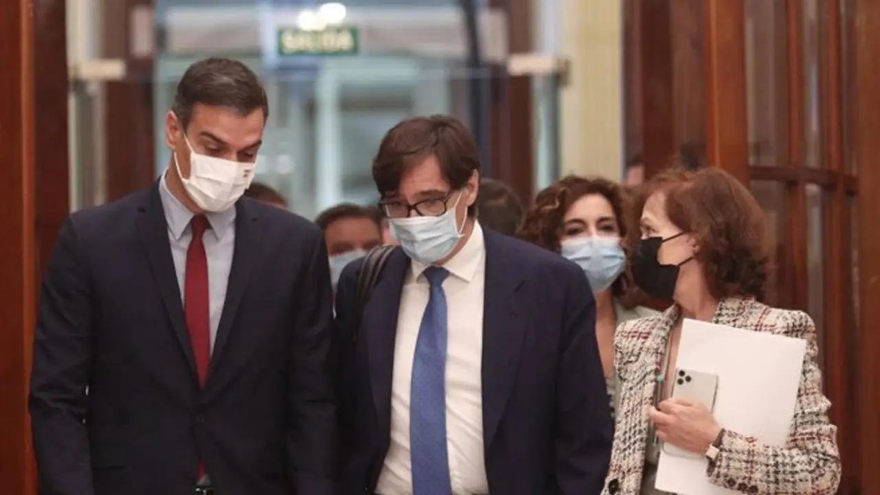 (I-D) El presidente del Gobierno, Pedro S&aacute;nchez; el ministro de Sanidad, Salvador Illa; y la vicepresidenta primera del Gobierno, Carmen Calvo; el 28 de octubre de 2020 - EUROPA PRESS/E. Parra. POOL - Europa Press