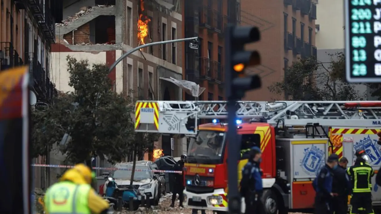 Efectivos de Bomberos, Polic&iacute;a y equipos de emergencias trabajan en la calle Toledo de Madrid, en el lugar en el que dos personas han muerto tras la explosi&oacute;n que ha provocado el derrumbe de parte de un edificio de seis plantas en el centro de Madrid. La explosi&oacute;n ha afectado completamente a la fachada de la finca situada en la calle de Toledo (c), en el distrito de La Latina, muy cerca de la Puerta de Toledo y junto a la iglesia de la Paloma.-EFE/ David Fern&aacute;ndez