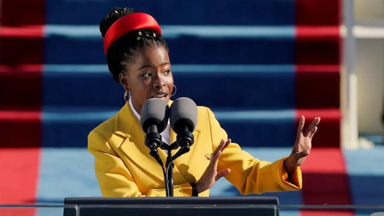 La poetisa estadounidense Amanda Gorman lee un poema durante la inauguraci&oacute;n de Joe Biden como Presidente de los Estados Unidos en Washington, DC, EE.UU., el 20 de enero de 2021. Biden gan&oacute; las elecciones del 3 de noviembre de 2020 para convertirse en el 46&ordm; Presidente de los Estados Unidos de Am&eacute;rica. (Estados Unidos) EFE/EPA/Patrick Semansky / POOL