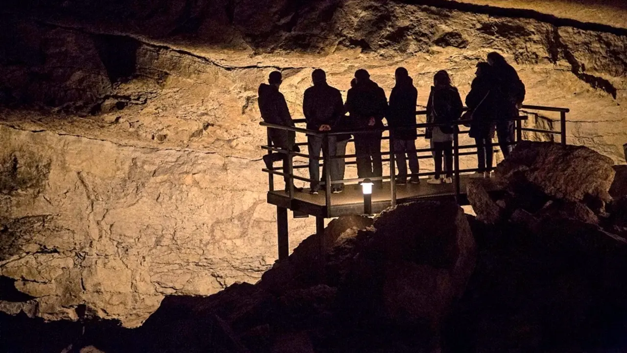 Una de estas jornadas es la visita guiada a la Cueva de El Pendo, cavidad declarada Patrimonio de la Humanidad por la Unesco.