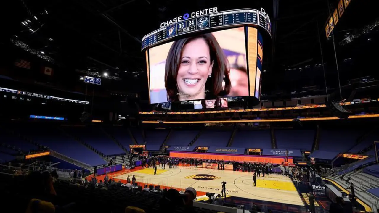 San Francisco (Estados Unidos), 21/01/2021.- Tras el primer cuarto de juego entre los San Antonio Spurs y los Golden State Warriors, los Warriors proyectaron un v&iacute;deo de Stephen Curry rindiendo homenaje a la vicepresidenta de los Estados Unidos, Kamala Harris, con una camiseta de los Warriors con la imagen de la se&ntilde;ora VP 49, durante el partido de baloncesto de la NBA entre los San Antonio Spurs en el Golden State Warriors en el Chase Center de San Francisco, California, EE.UU., el 20 de enero de 2021. Kamala Harris es la primera mujer que se convierte en Vicepresidenta en la historia de EE.UU. y es de la zona de la bah&iacute;a de San Francisco-Oakland. (Baloncesto, Estados Unidos) EFE/EPA/JOHN G. MABANGLO SHUTTERSTOCK OUT