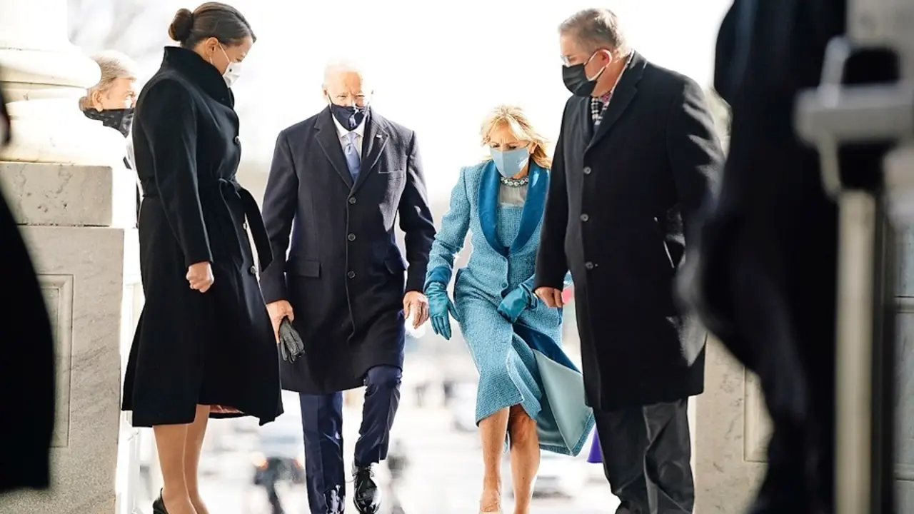 Washington (Estados Unidos), 20/01/2021.- El Presidente electo Joe Biden (izquierda) y la Dra. Jill Biden (derecha) llegan al Frente Este del Capitolio de los Estados Unidos para su ceremonia de investidura como 46&ordm; Presidente de los Estados Unidos en Washington, DC, EE.UU., el 20 de enero de 2021. Biden gan&oacute; las elecciones del 3 de noviembre de 2020 para convertirse en el 46&ordm; Presidente de los Estados Unidos de Am&eacute;rica. (Estados Unidos) EFE/EPA/JIM LO SCALZO / POOL