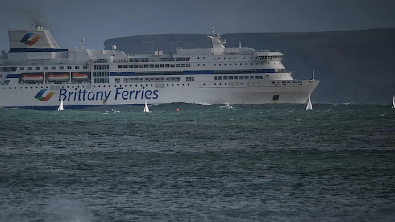 El barco Brittany Ferries arrivando a la costa de Santander. / HARDY