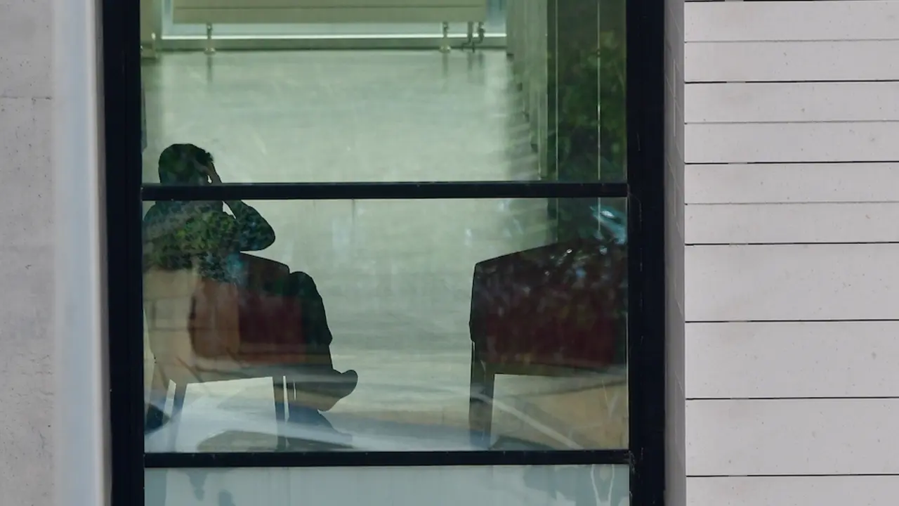 Una persona de avanzada edad en una residencia de Santander. / HARDY