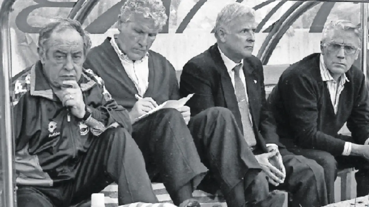 En la imagen, se ve a Gonzalo Torre, en primer t&eacute;rmino, con ch&aacute;ndal, en un banquillo comandado por Saro. / ARCHIVO JOS&Eacute; RAM&Oacute;N GONZ&Aacute;LEZ
