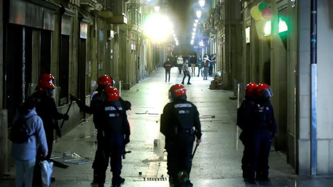Agentes de la Ertzaintza intentan controlar grupos de radicales que tienen intenci&oacute;n de celebrar hoy mi&eacute;rcoles la festividad de San Sebasti&aacute;n en la Parte Vieja donostiarra. EFE/Juan Herrero