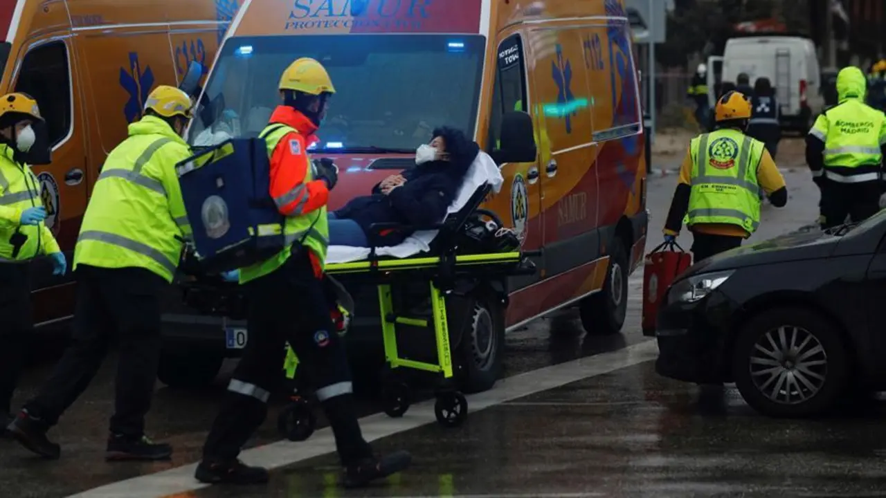 MADRID, 20/01/2021.- Efectivos de Bomberos, Polic&iacute;a y equipos de emergencias trabajan en la calle Toledo de Madrid, en el lugar en el que dos personas han muerto tras la explosi&oacute;n que ha provocado el derrumbe de parte de un edificio de seis plantas en el centro de Madrid. La explosi&oacute;n ha afectado completamente a la fachada de la finca situada en la calle de Toledo (c), en el distrito de La Latina, muy cerca de la Puerta de Toledo y junto a la iglesia de la Paloma.-EFE/ David Fern&aacute;ndez