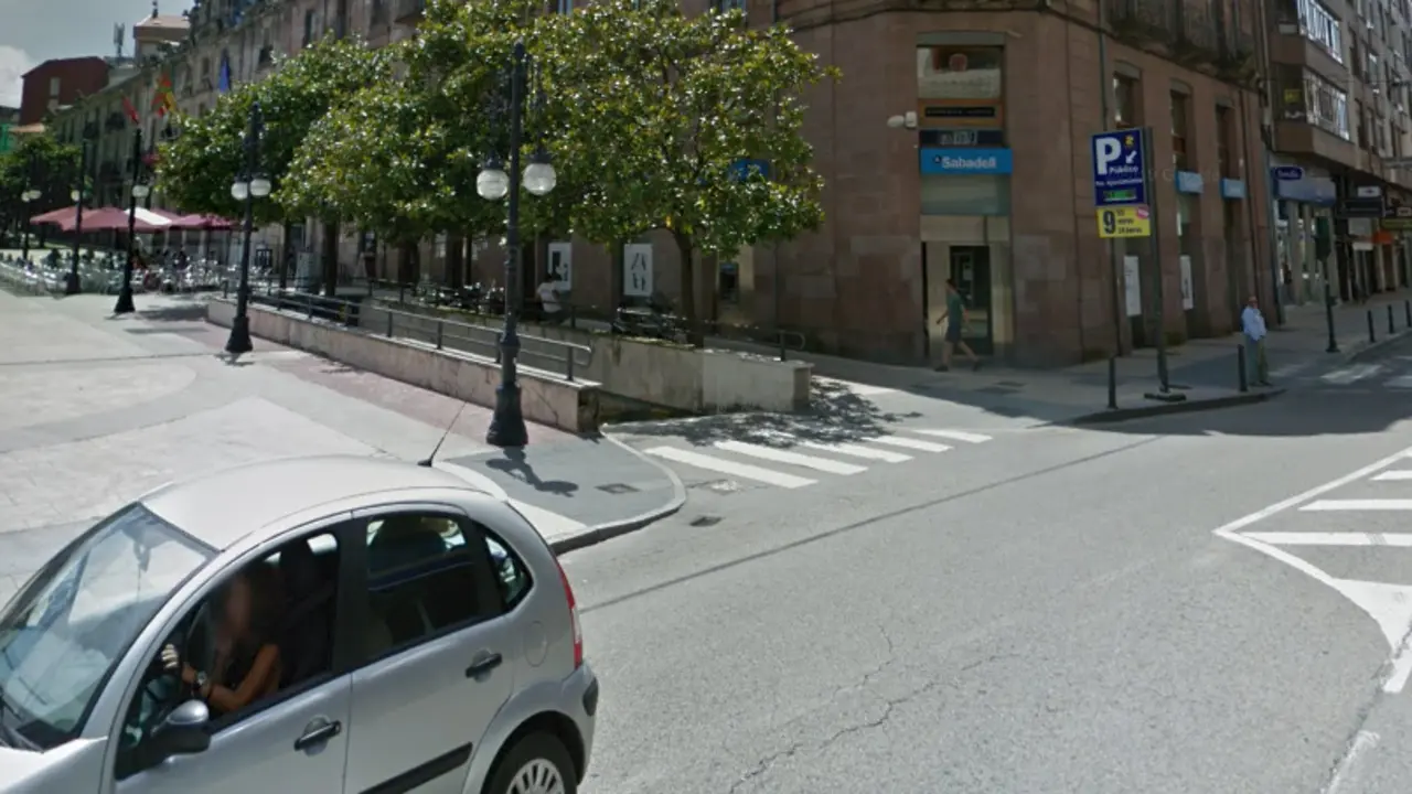 Vista de la entrada del parking en Torrelavega. / ALERTA