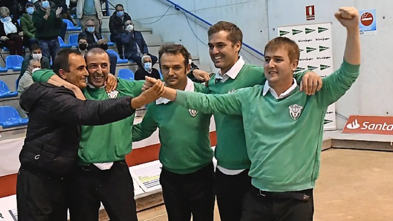 &Oacute;scar Gonz&aacute;lez, en el centro, junto a sus compa&ntilde;eros tras ganar la Copa Apebol-Trofeo Hipercor. / Hardy