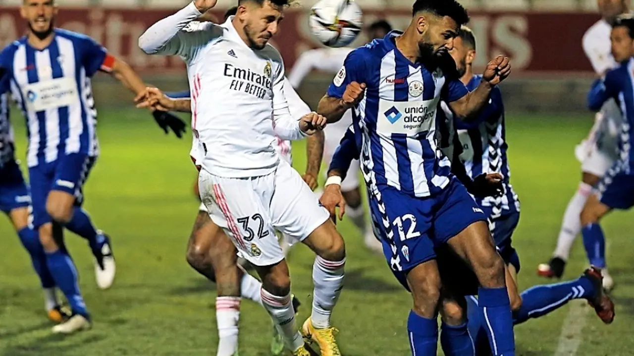 GRAF4321. ALCOY (ALICANTE), 20/01/2021.- El defensa del Real Madrid V&iacute;ctor Chust (i) cabecea un bal&oacute;n ante Mourad El Ghezouani, del Alcoyano, durante el partido de dieciseisavos de final de la Copa del Rey que disputan este mi&eacute;rcoles en el estadio El Collao, en Alcoy (Alicante). EFE/Manuel Lorenzo