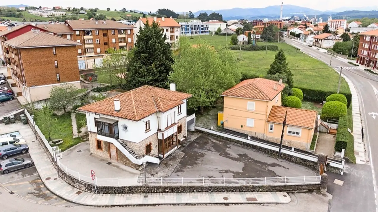 Vista de la &lsquo;Casa del M&eacute;dico&rsquo; de Requejada. / Alerta
