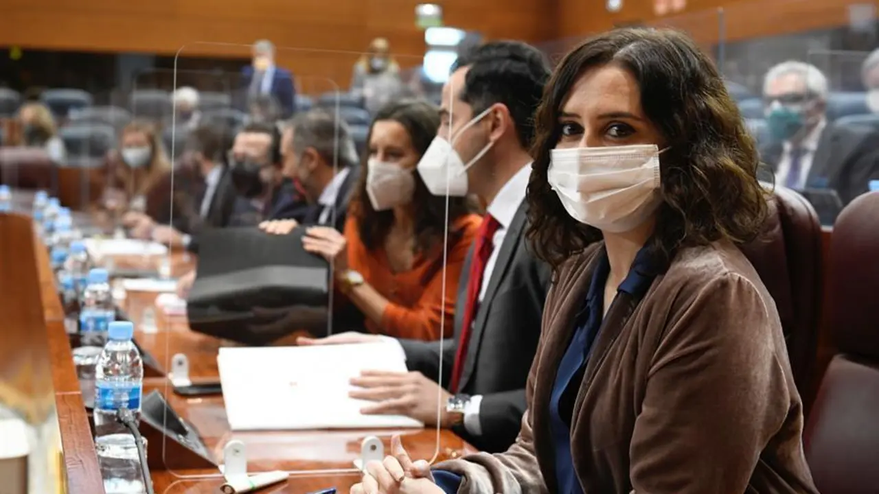 La presidenta de la Comunidad de Madrid, Isabel D&iacute;az Ayuso (d), y el vicepresidente de la regi&oacute;n, Ignacio Aguado (2d), asisten al pleno. EFE/ V&iacute;ctor Lerena