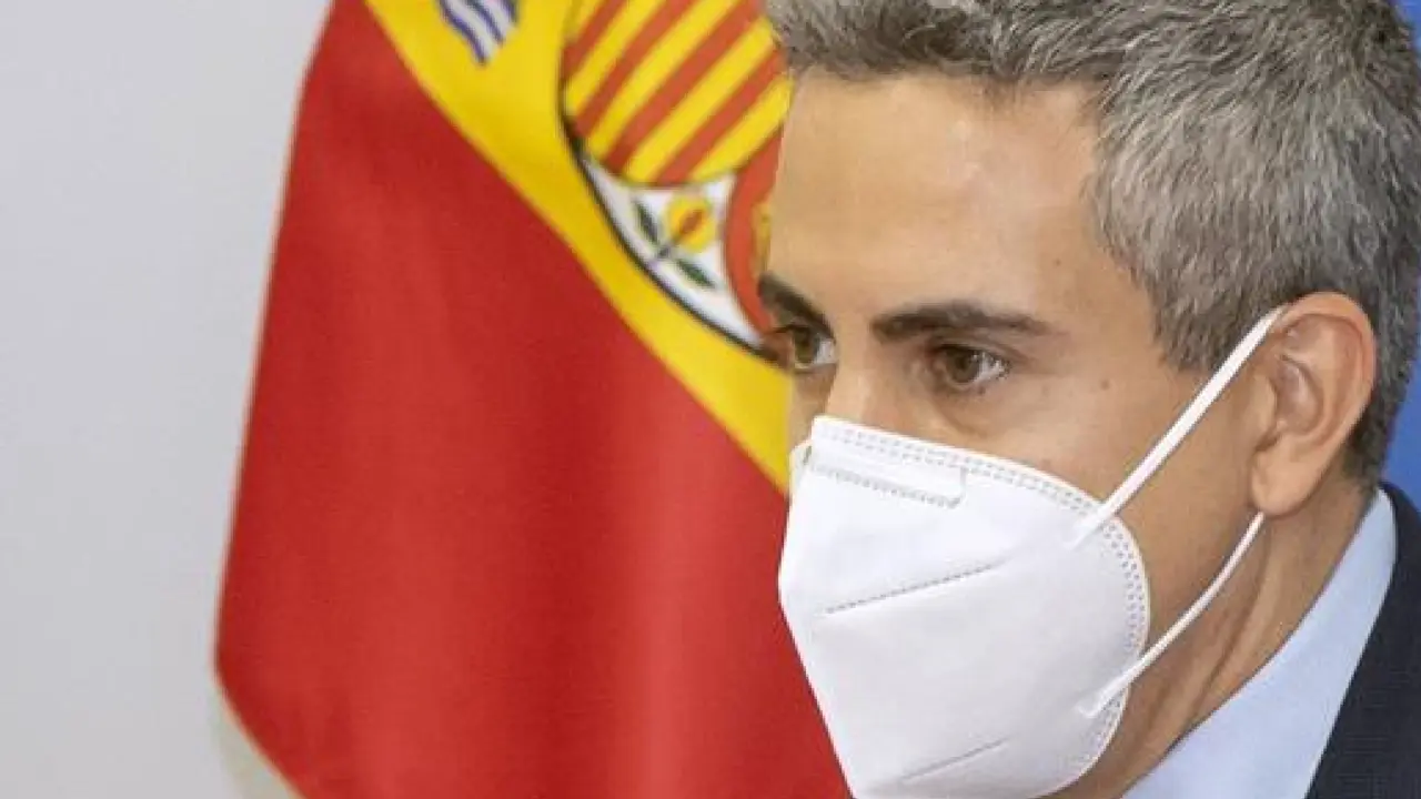 Informando hoy en rueda de prensa el vicepresidente y portavoz del Gobierno de Cantabria, Pablo Zuloaga. / ALERTA