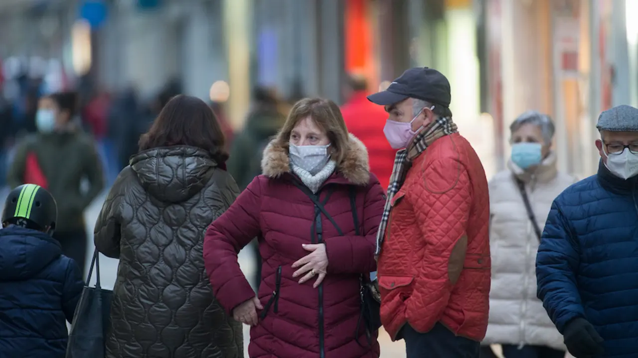Un hombre y una mujer con mascarilla el primer d&iacute;a del cierre perimetral decretado en Lugo, Galicia (Espa&ntilde;a), a 15 de enero de 2021. El cierre perimetral forma parte del paquete de nuevas restricciones de la Xunta para frenar la expansi&oacute;n del virus y que han entrado en vigor este viernes a las 00.00 horas. Actualmente, la capital lucense cuenta con una incidencia entre 50 y 150 casos por cada 100.000 habitantes, lo que la sit&uacute;a en riesgo medio-alto. Los contagios diagnosticados en los &uacute;ltimos 14 d&iacute;as en Lugo son 118.
Carlos M&aacute;rquez / Europa Press
15/1/2021