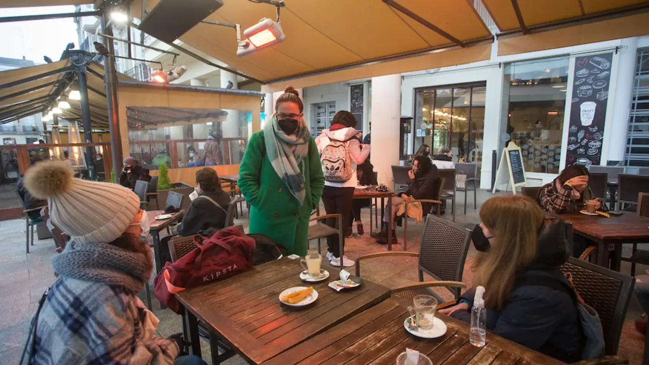 Tres chicas en la terraza de un restaurante el primer d&iacute;a del cierre perimetral decretado en Lugo, Galicia (Espa&ntilde;a), a 15 de enero de 2021. El cierre perimetral forma parte del paquete de nuevas restricciones de la Xunta para frenar la expansi&oacute;n del virus y que han entrado en vigor este viernes a las 00.00 horas. Actualmente, la capital lucense cuenta con una incidencia entre 50 y 150 casos por cada 100.000 habitantes, lo que la sit&uacute;a en riesgo medio-alto. Los contagios diagnosticados en los &uacute;ltimos 14 d&iacute;as en Lugo son 118.
Carlos Castro / Europa Press
15/1/2021