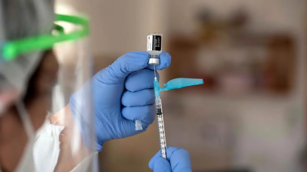 Una sanitaria prepara la segunda dosis de la vacuna. EFE/David Arquimbau Sintes