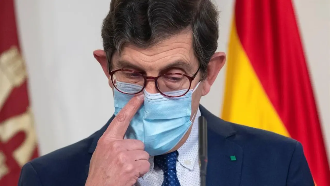 El exconsejero de salud de la Comunidad de Murcia Manuel Villegas durante la rueda de prensa de ayer. EFE/Marcial Guill&eacute;n