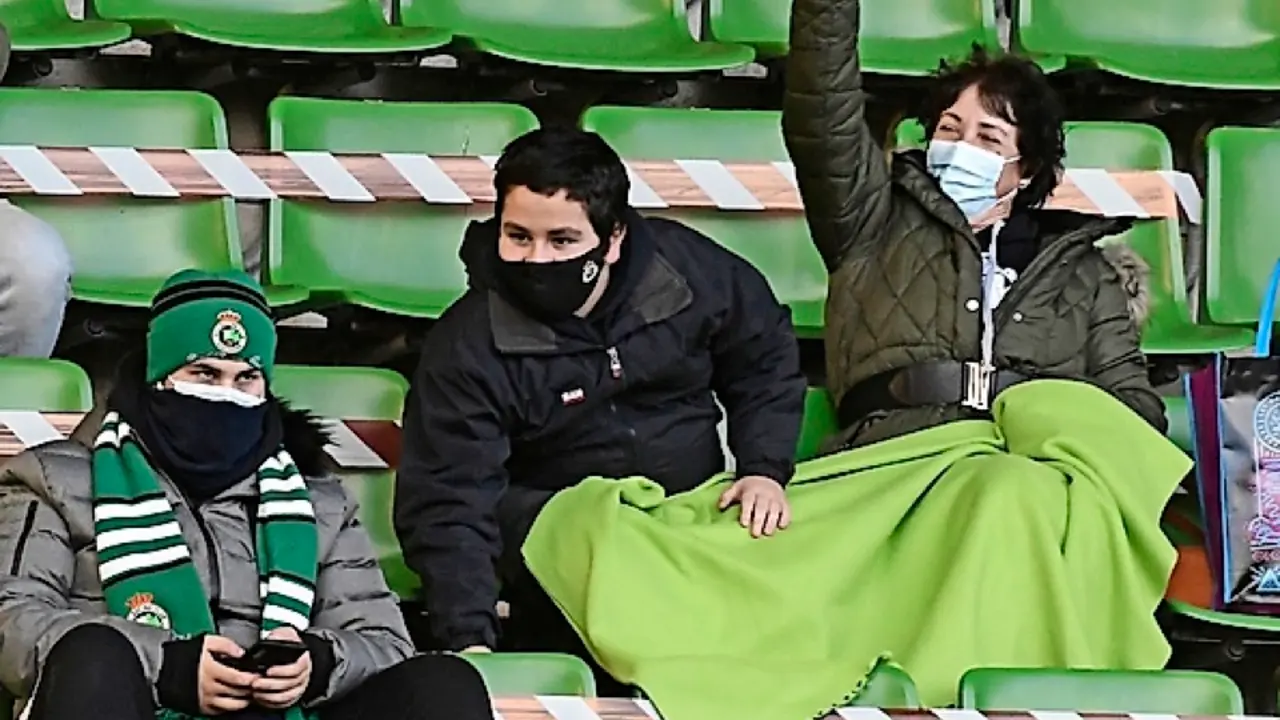 Aficionados del Racing en las gradas de Los Campos de Sport. / Hardy