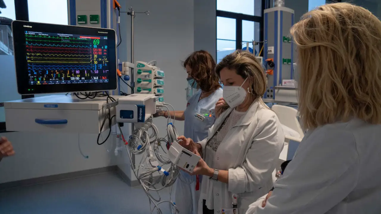 Los sanitarios durante la inauguraci&oacute;n de la nueva zona de UCI de Valdecilla. / TREVOL