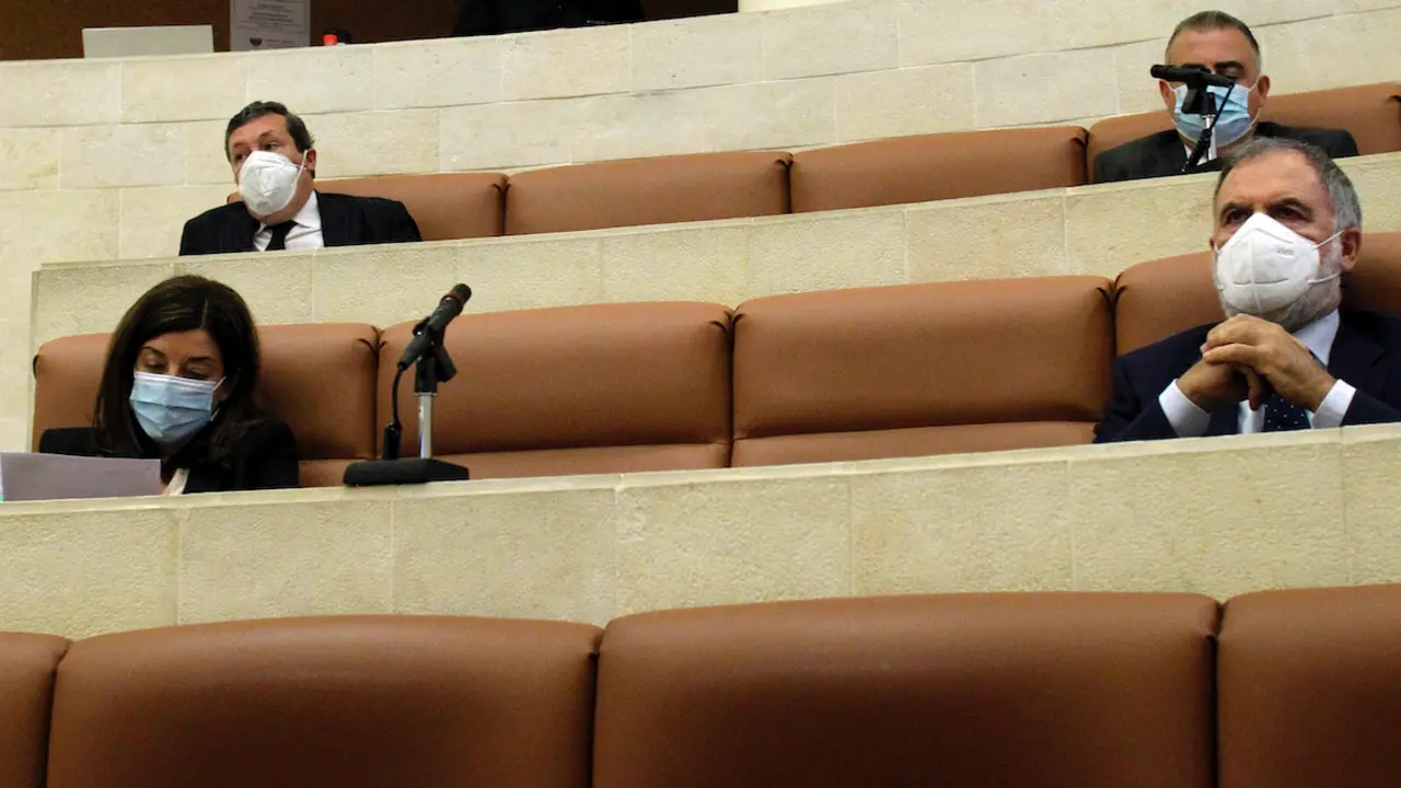 Los diputados del PP en Cantabria en una sesi&oacute;n del Parlamento c&aacute;ntabro. / ALERTA