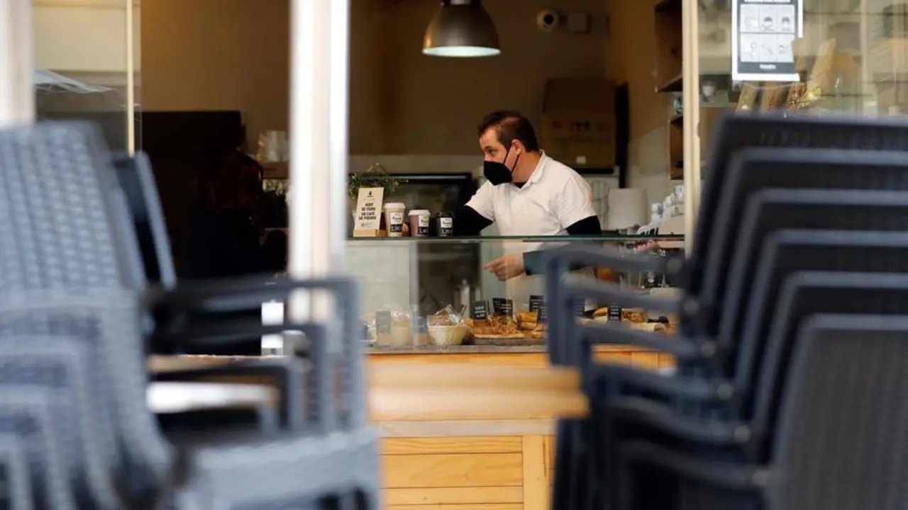 Un camarero prepara caf&eacute;s para llevar (&uacute;nico formato permitido) el d&iacute;a en el que toda la hosteler&iacute;a comienza la primer jornada de cierre total cumplindo las nuevas restricciones aprobadas por la Generaalitat Valenciana.EFE/ Ana Escobar